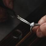 Juwelier am Handwerken.