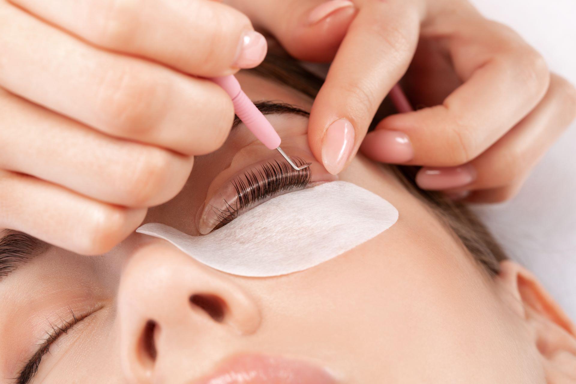 Wimpernlifting mit feiner Pinzette im Kosmetikstudio